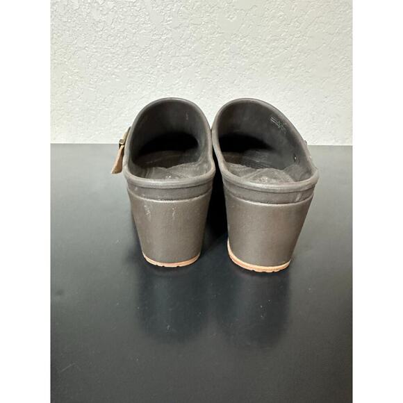 Crocs Sarah Clog Mule Dual Comfort Expresso Rubber Suede Women 10 Neutral Hobbit - Picture 13 of 13